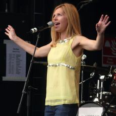 Sarah Cracknell, Музыкальный Портал α
