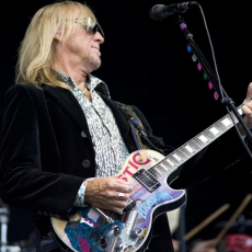 Davey Johnstone, Музыкальный Портал α