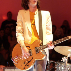 Nick Valensi, Музыкальный Портал α